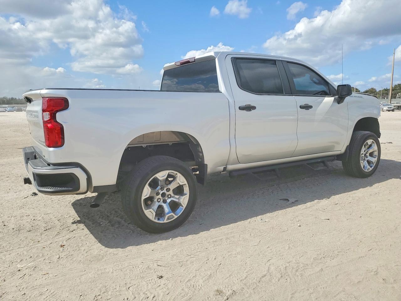 2022 Chevrolet Silverado C1500 Custom - Фото 3