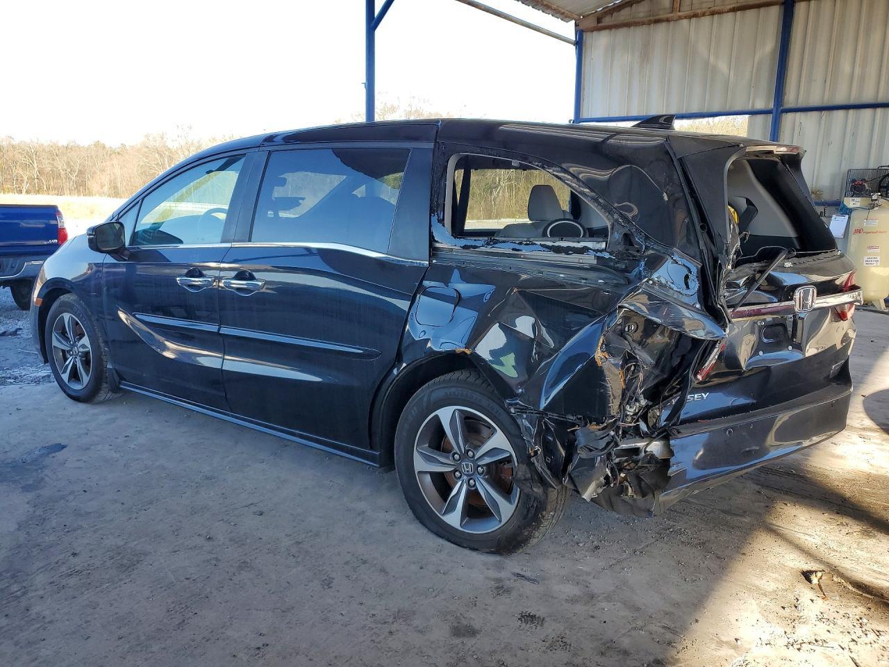 2018 Honda Odyssey Touring - Image 2