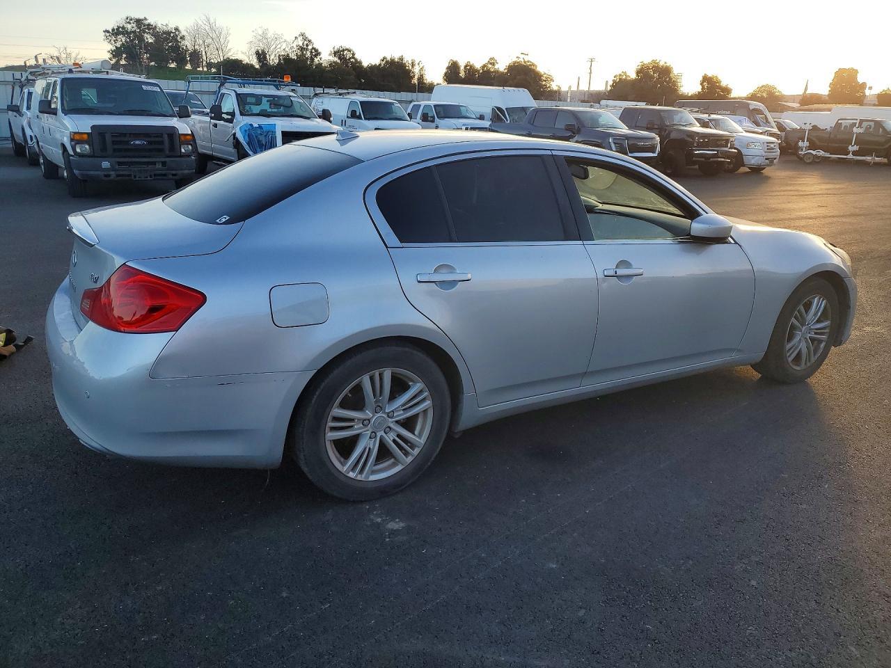 2013 Infiniti G37 Base - Фото 3