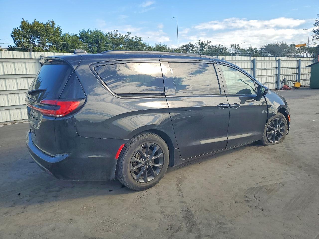 2021 Chrysler Pacifica Touring L - Фото 3