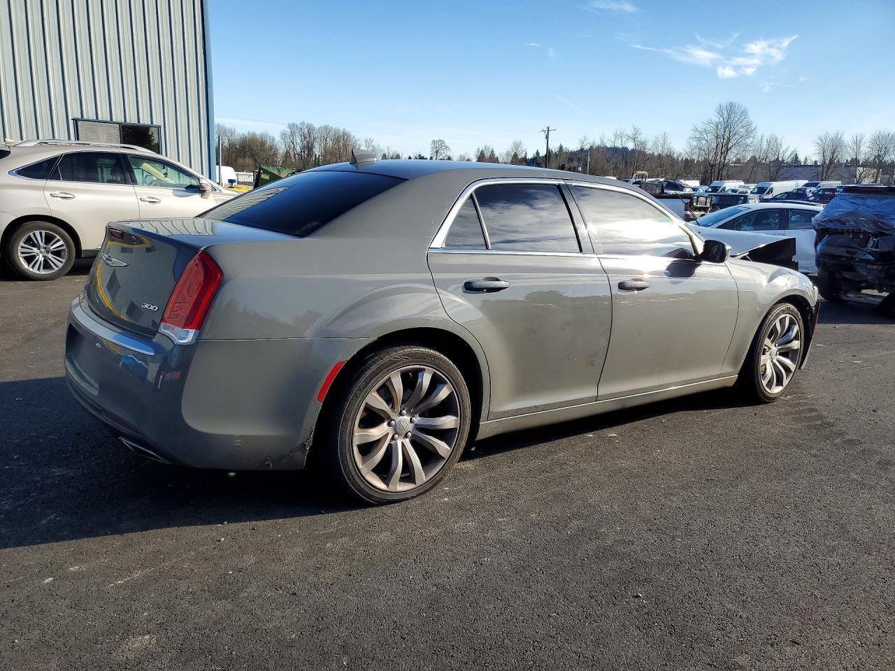 2018 Chrysler 300 Touring - Фото 3