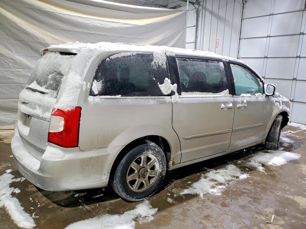 2012 Chrysler Town & Country Touring L - Image 3