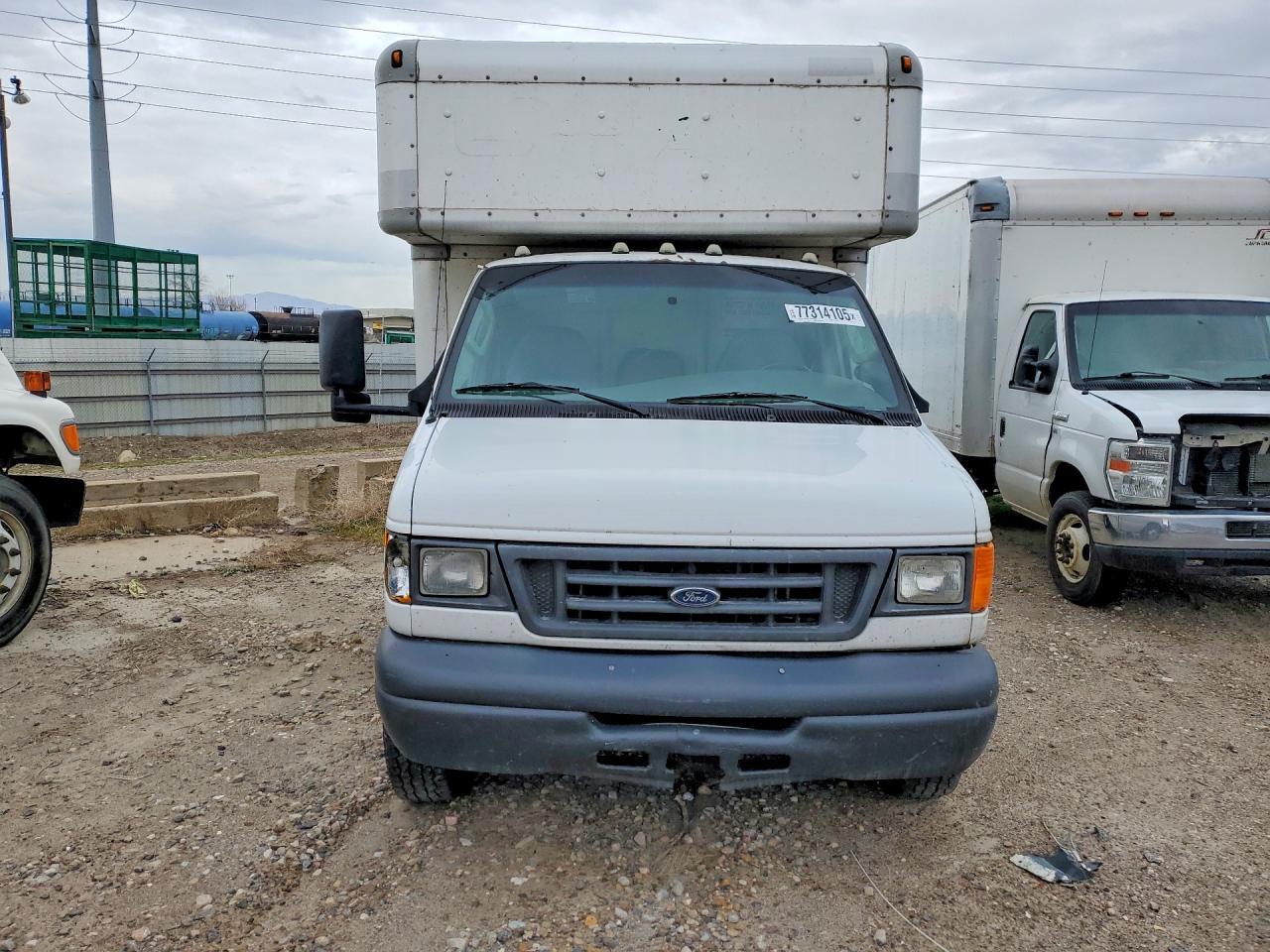 2006 Ford Econoline E450 Super Duty Cutaway Van - Image 5