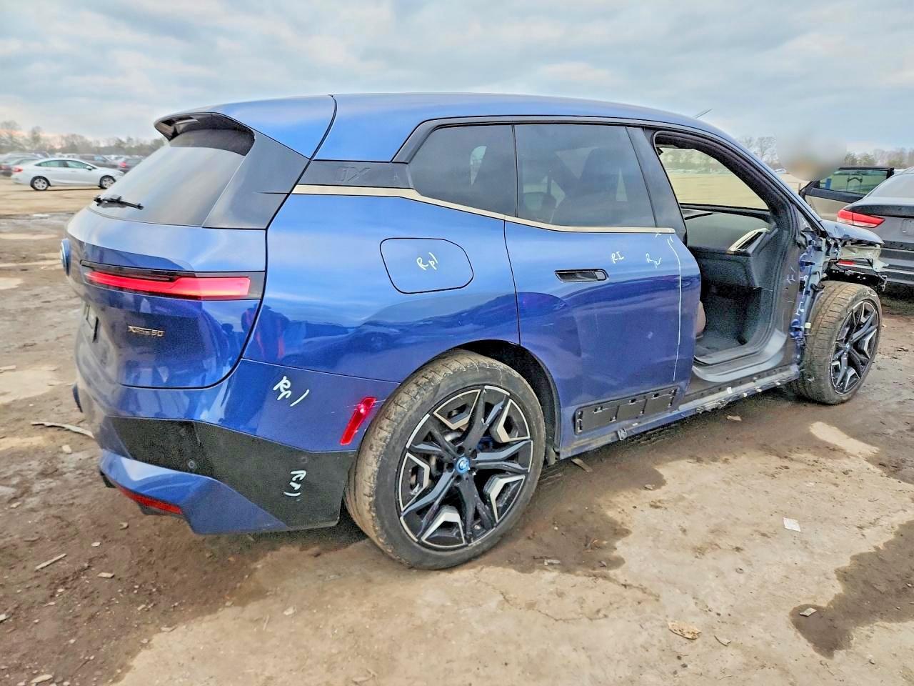 2023 BMW Ix xDrive50 - Фото 3