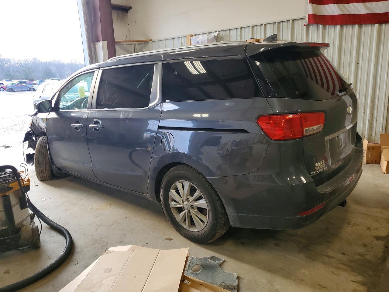 2017 Kia Sedona Lx - Фото 2