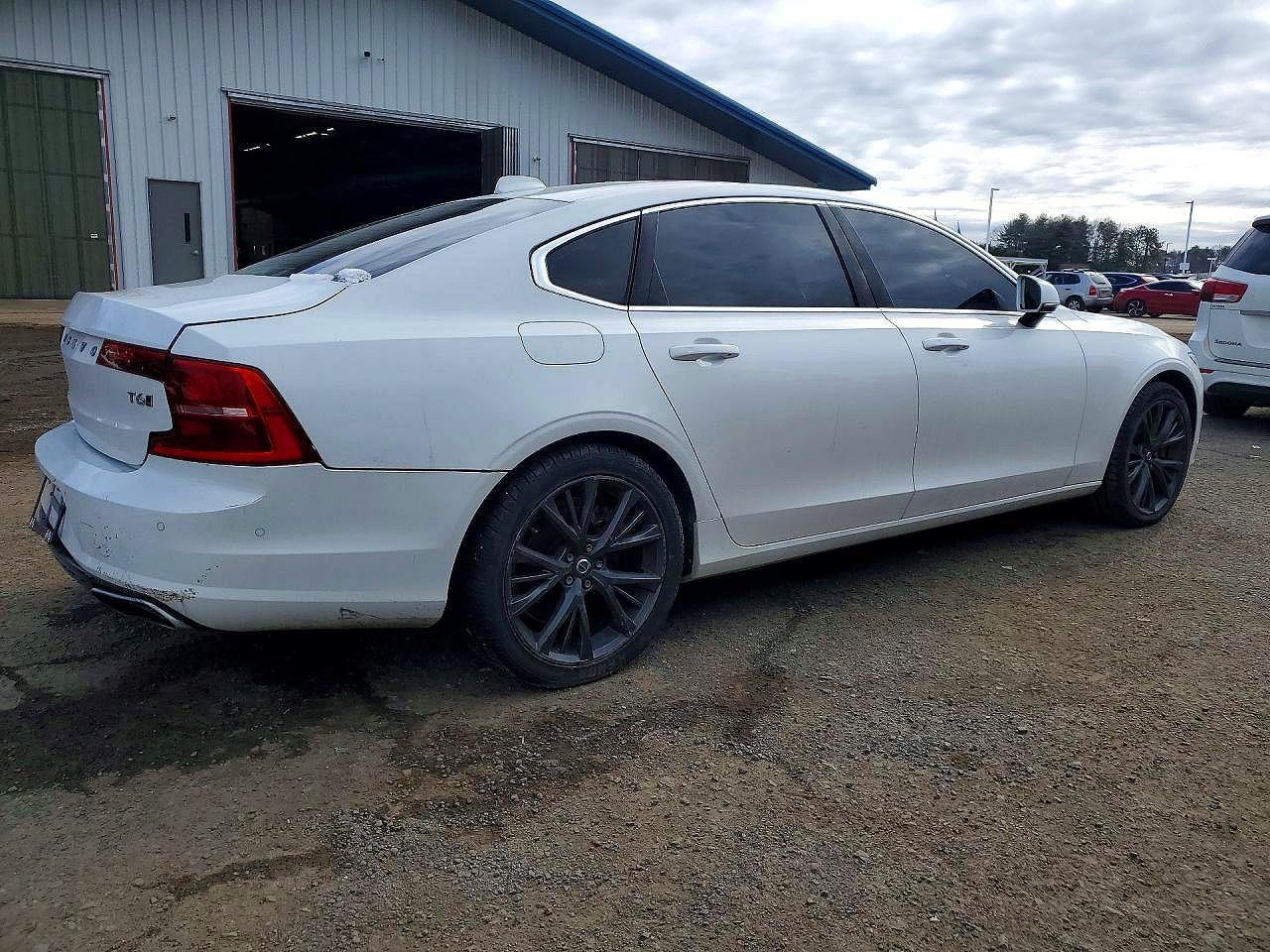 2018 Volvo S90 T6 Momentum - Image 3