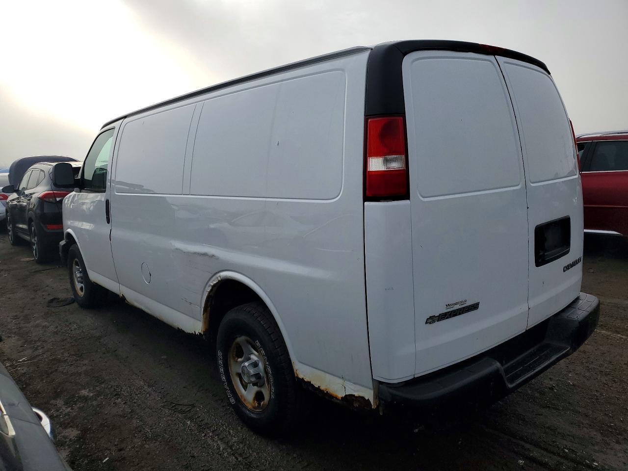 2005 Chevrolet Express G1500 - Image 2