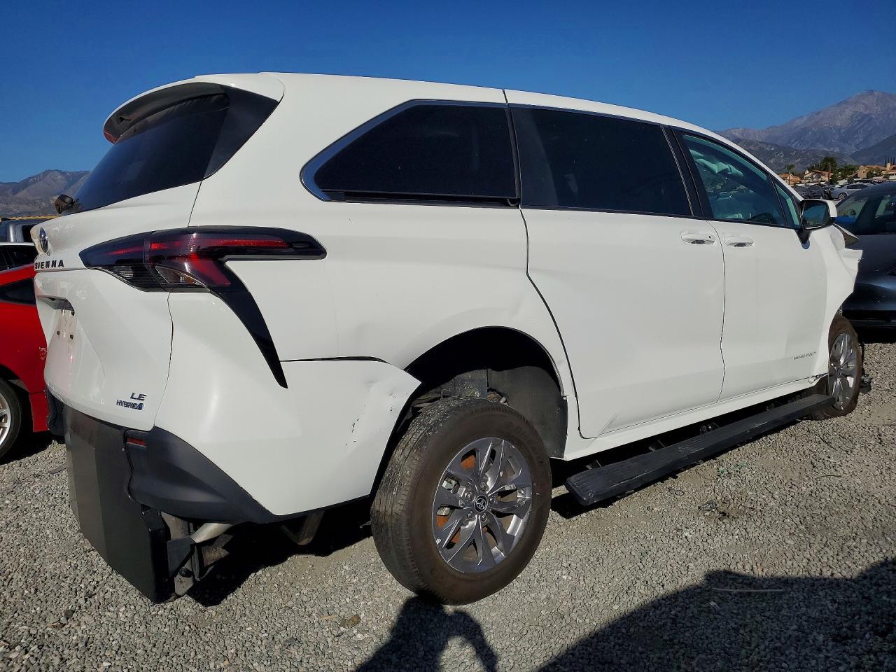 2024 Toyota Sienna Le 8-Passenger - Image 3
