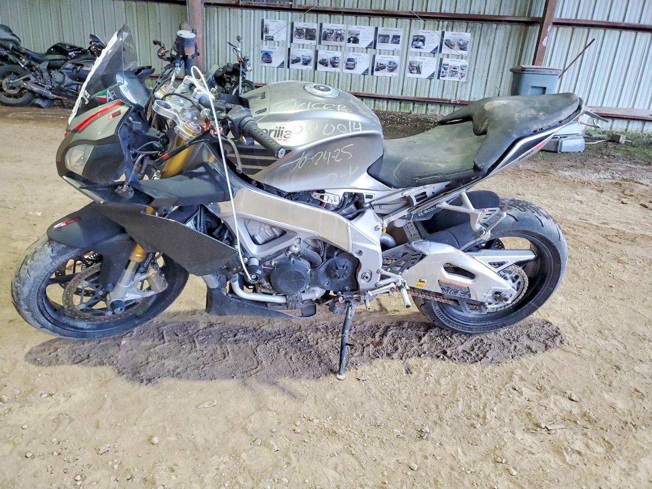 2016 Aprilia Tuono V4 1100 Rr - Image 3