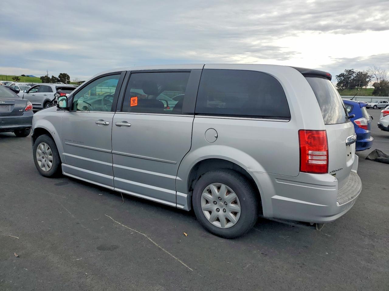 2010 Chrysler Town & Cnt - Image 2
