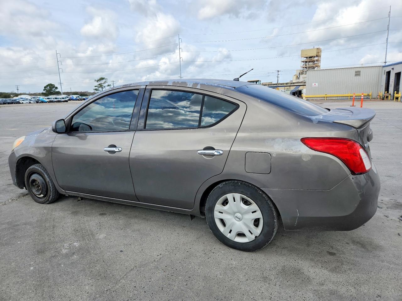 2014 Nissan Versa S - Фото 2