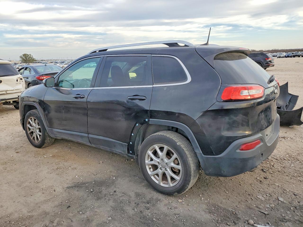 2018 Jeep Cherokee Latitude Plus - Image 2