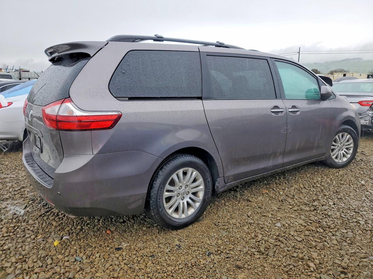 2017 Toyota Sienna Xle - Image 3