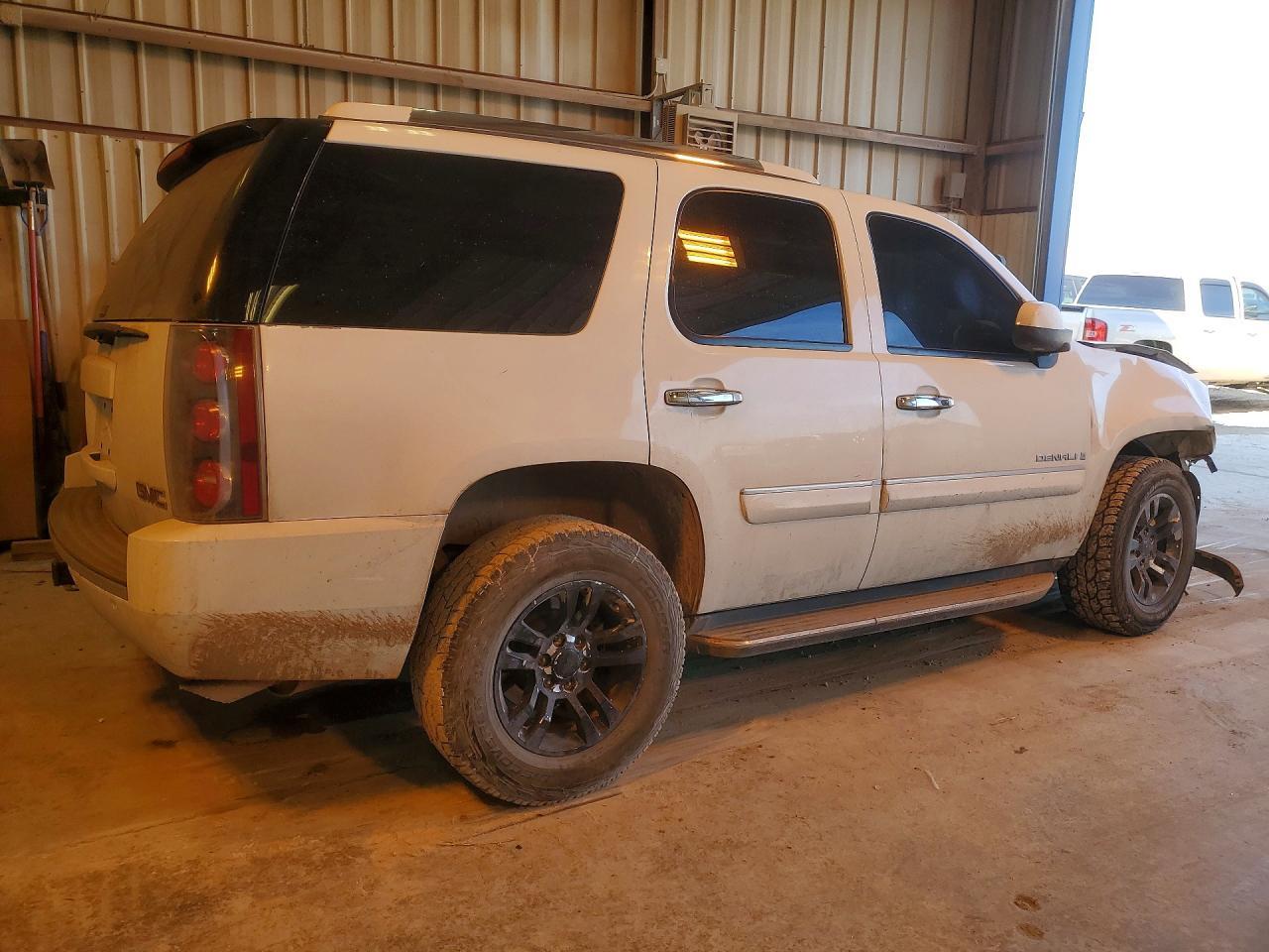 2007 GMC Yukon Denali - Image 3