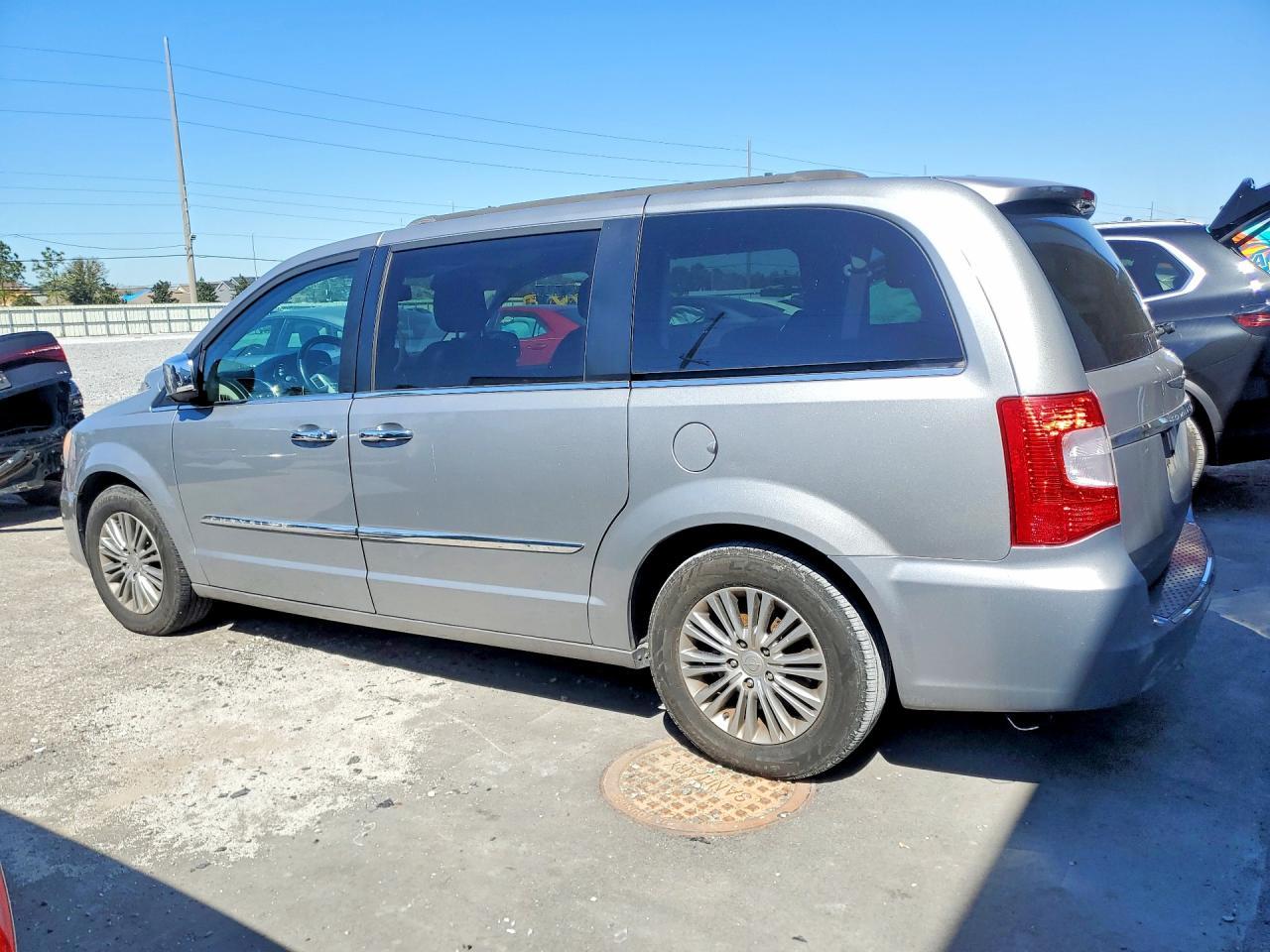2014 Chrysler Town & Country Touring L - Image 2