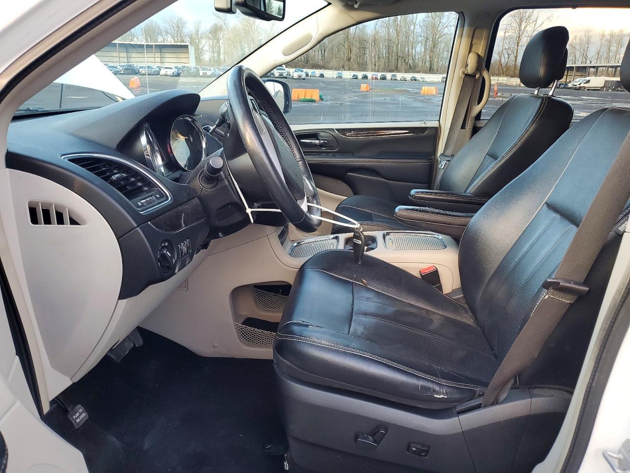 2015 Chrysler Town & Country Touring L - Фото 7