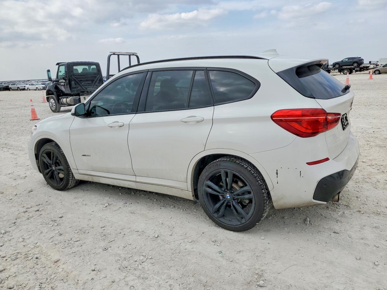 2017 BMW X1 xDrive28I - Фото 2