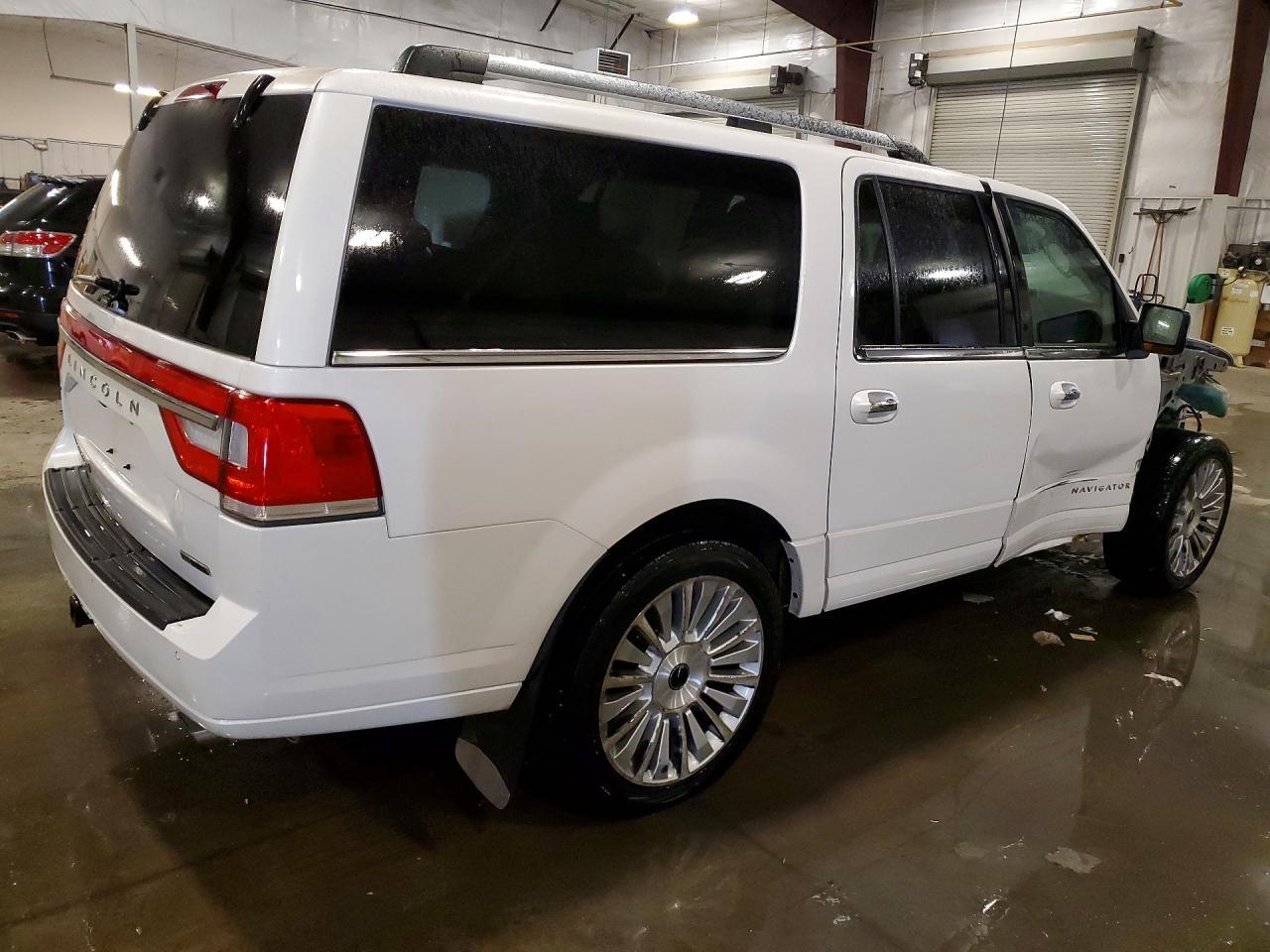2015 Lincoln Navigator L - Image 3