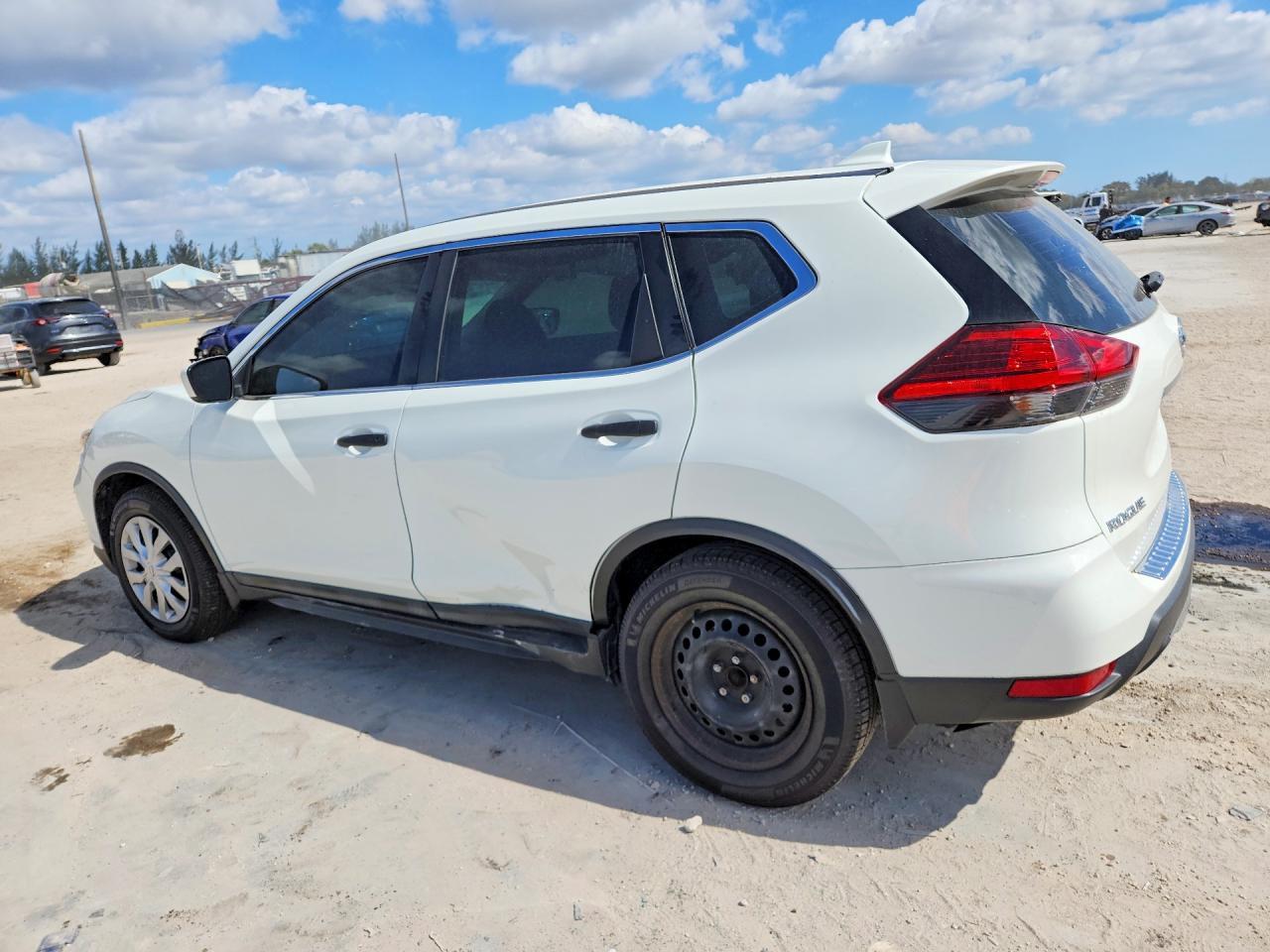 2017 Nissan Rogue S - Фото 2