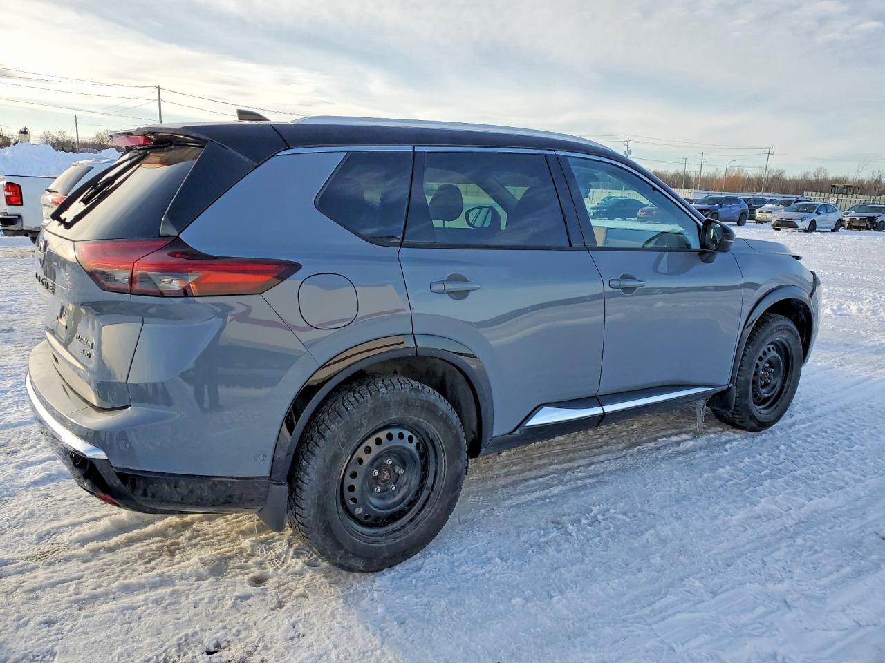 2025 Nissan Rogue Platinum - Image 3