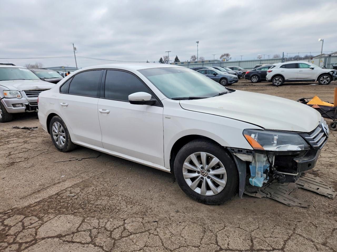 2015 Volkswagen Passat S - Фото 4
