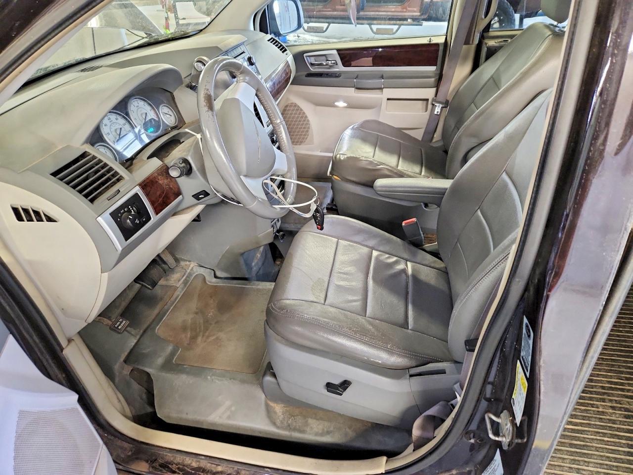 2010 Chrysler Town & Country Touring - Image 7