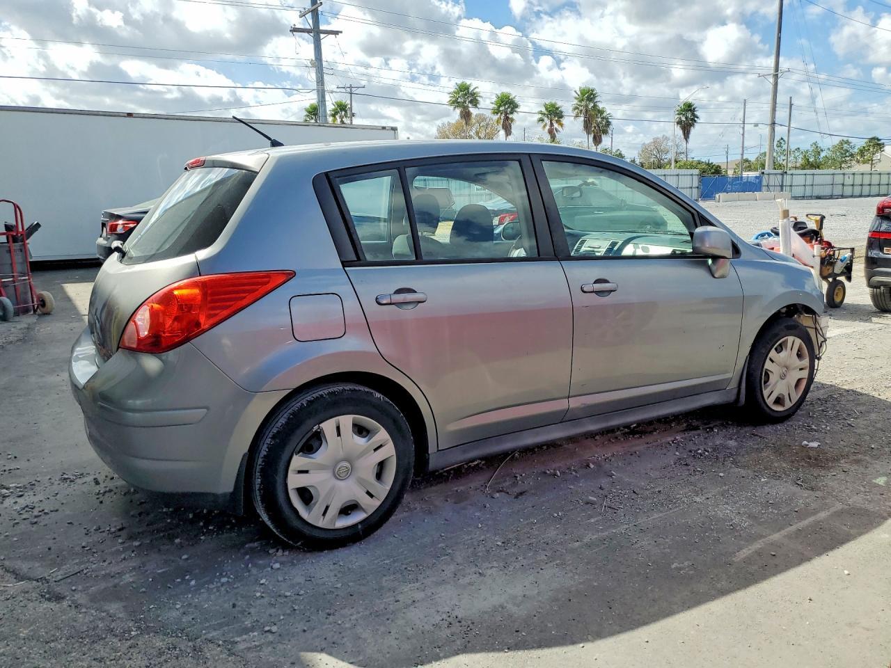 2011 Nissan Versa 1.8 S - Фото 3