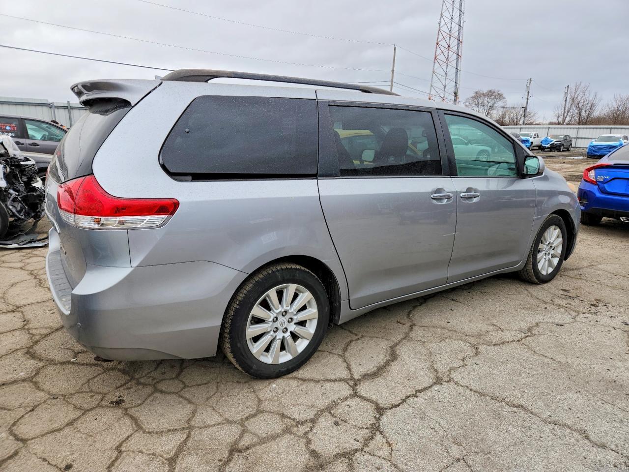 2012 Toyota Sienna - Image 3