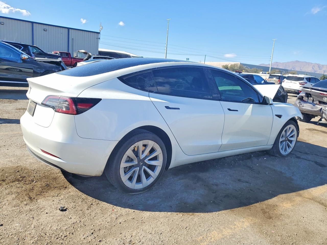 2023 Tesla Model 3 - Фото 3