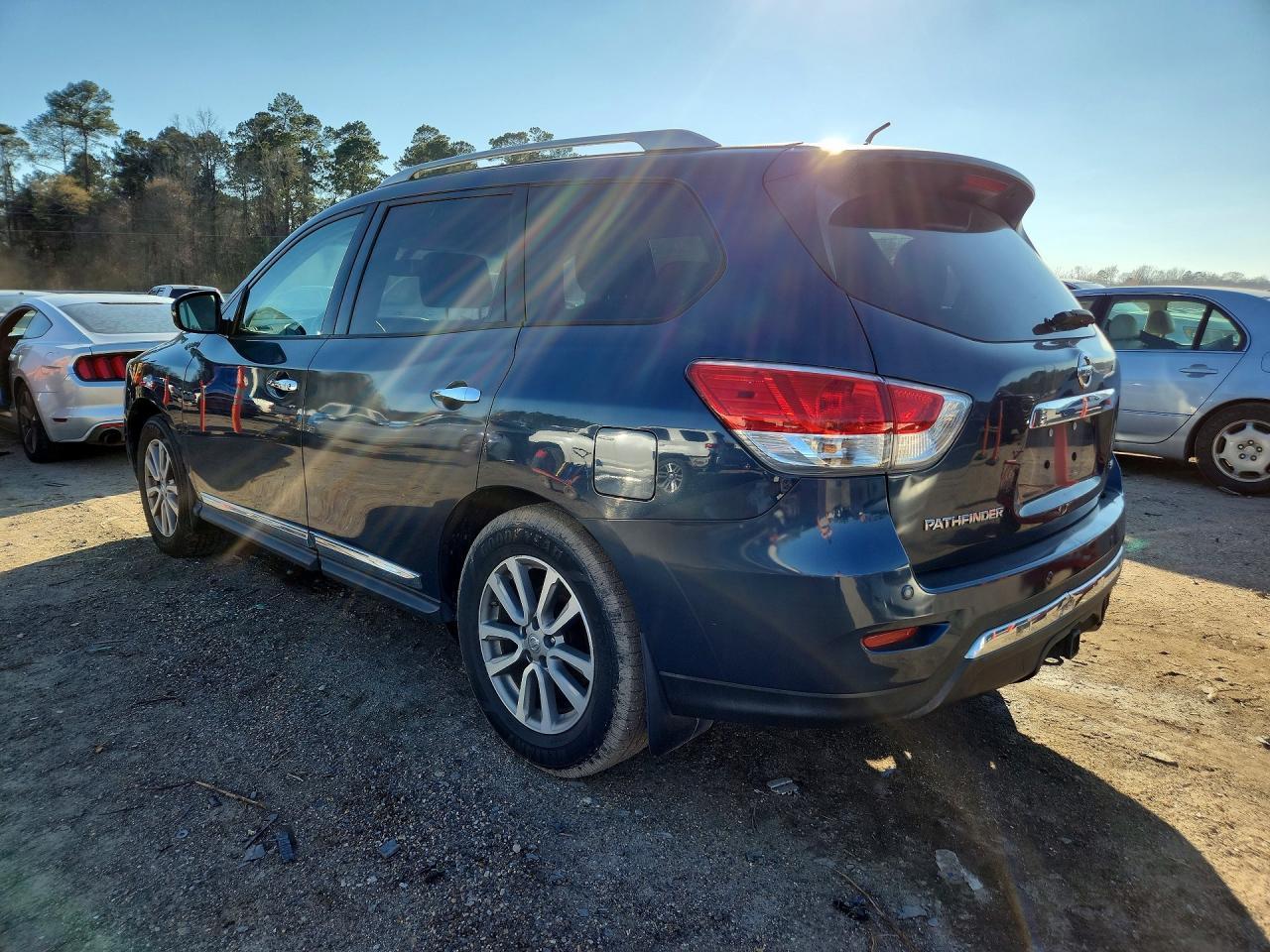 2014 Nissan Pathfinder S - Image 2