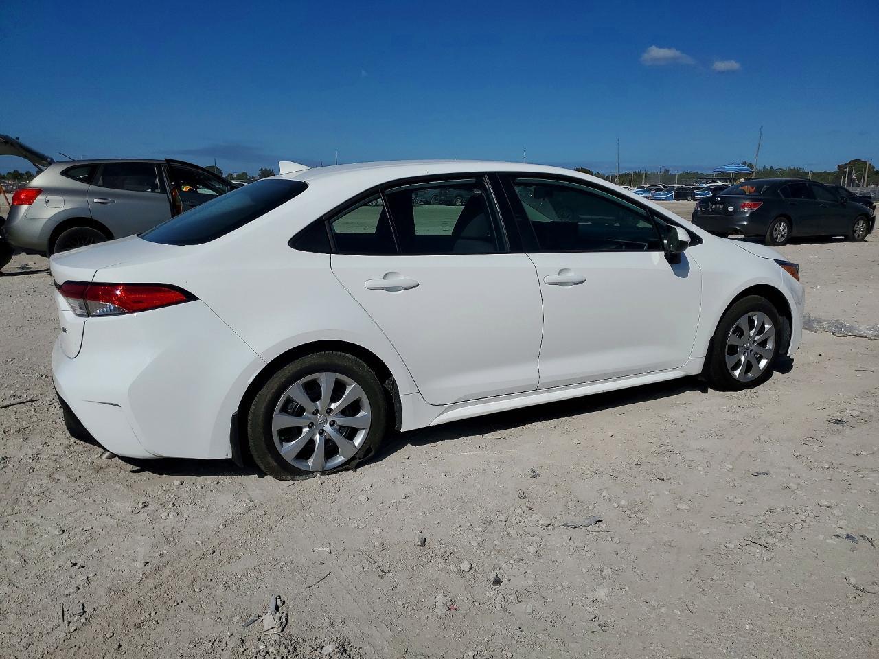 2025 Toyota Corolla Le - Фото 3