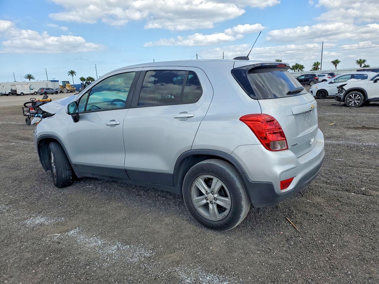 2021 Chevrolet Trax Ls - Фото 2