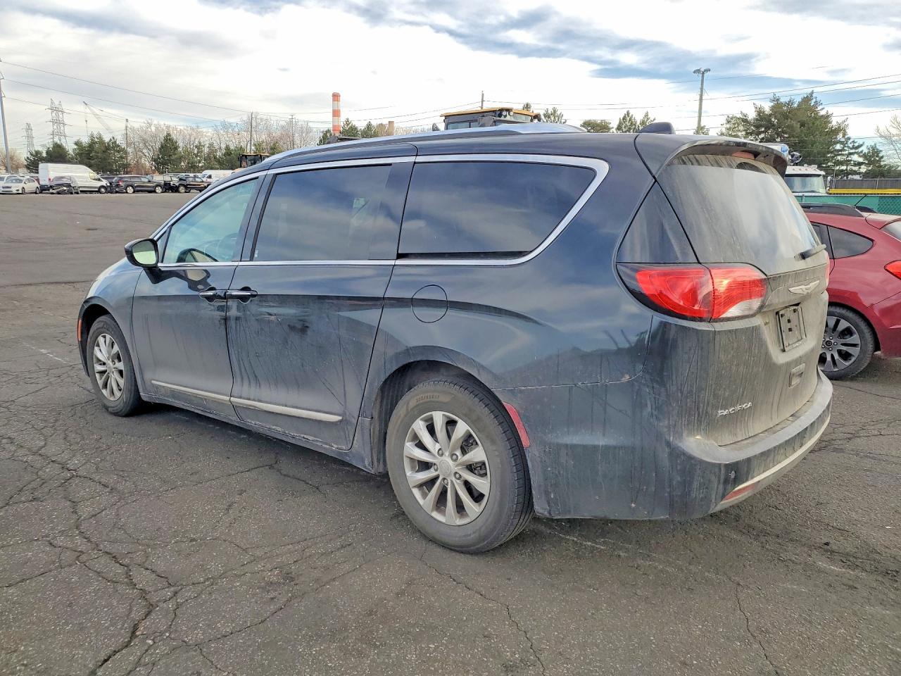 2018 Chrysler Pacifica Touring L - Image 2