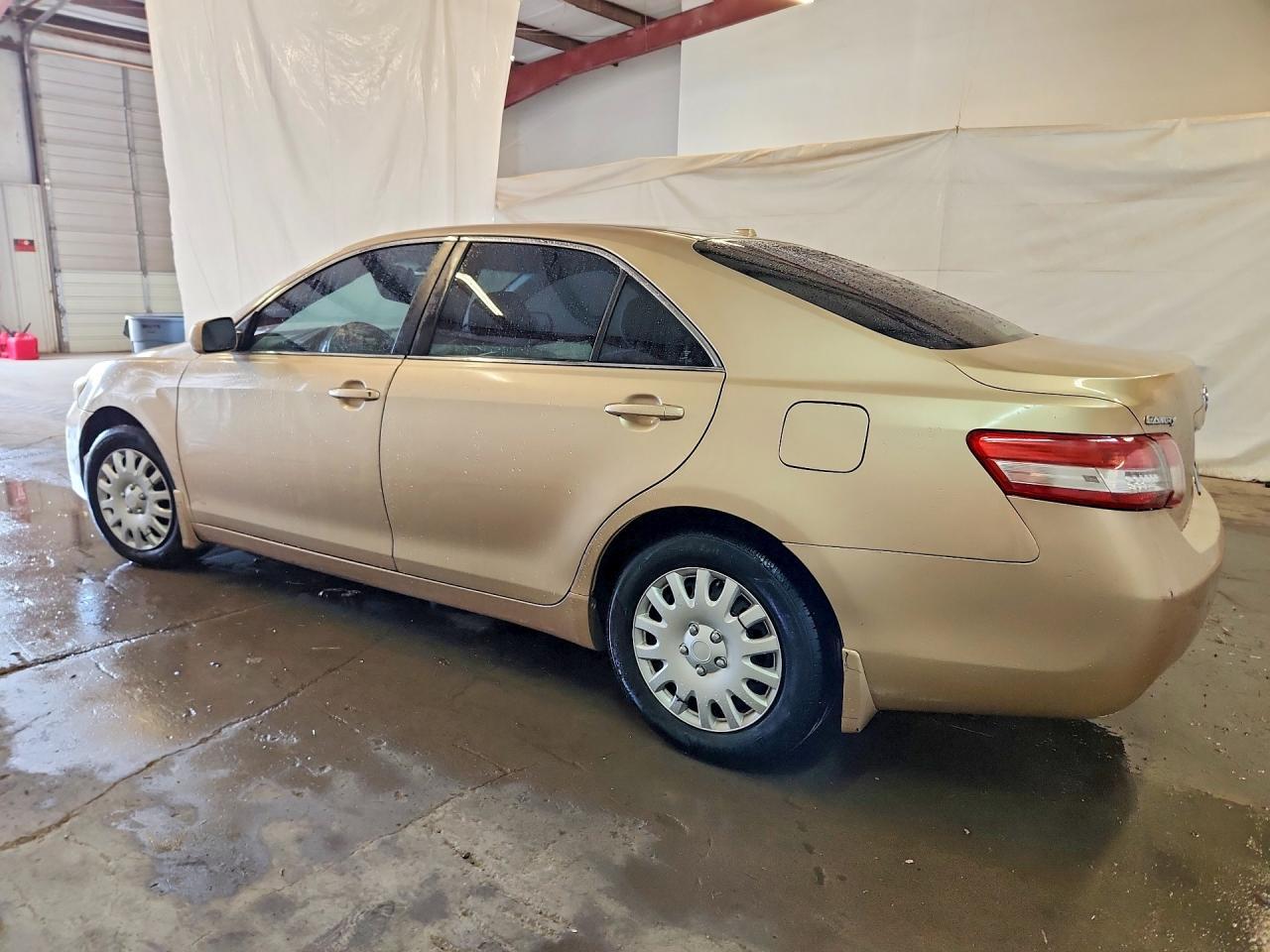 2011 Toyota Camry Base - Фото 2