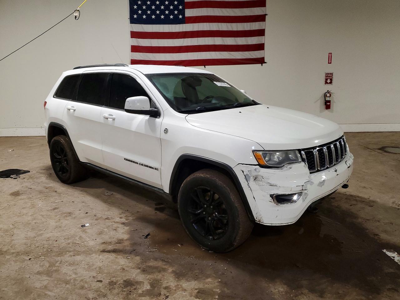 2017 Jeep Grand Cherokee Laredo - Image 4
