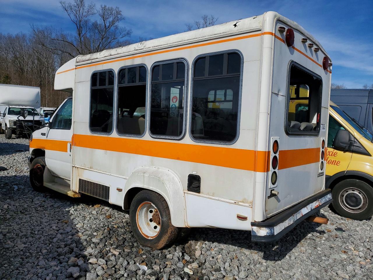 2005 Ford E350 Shuttle Bus - Image 2