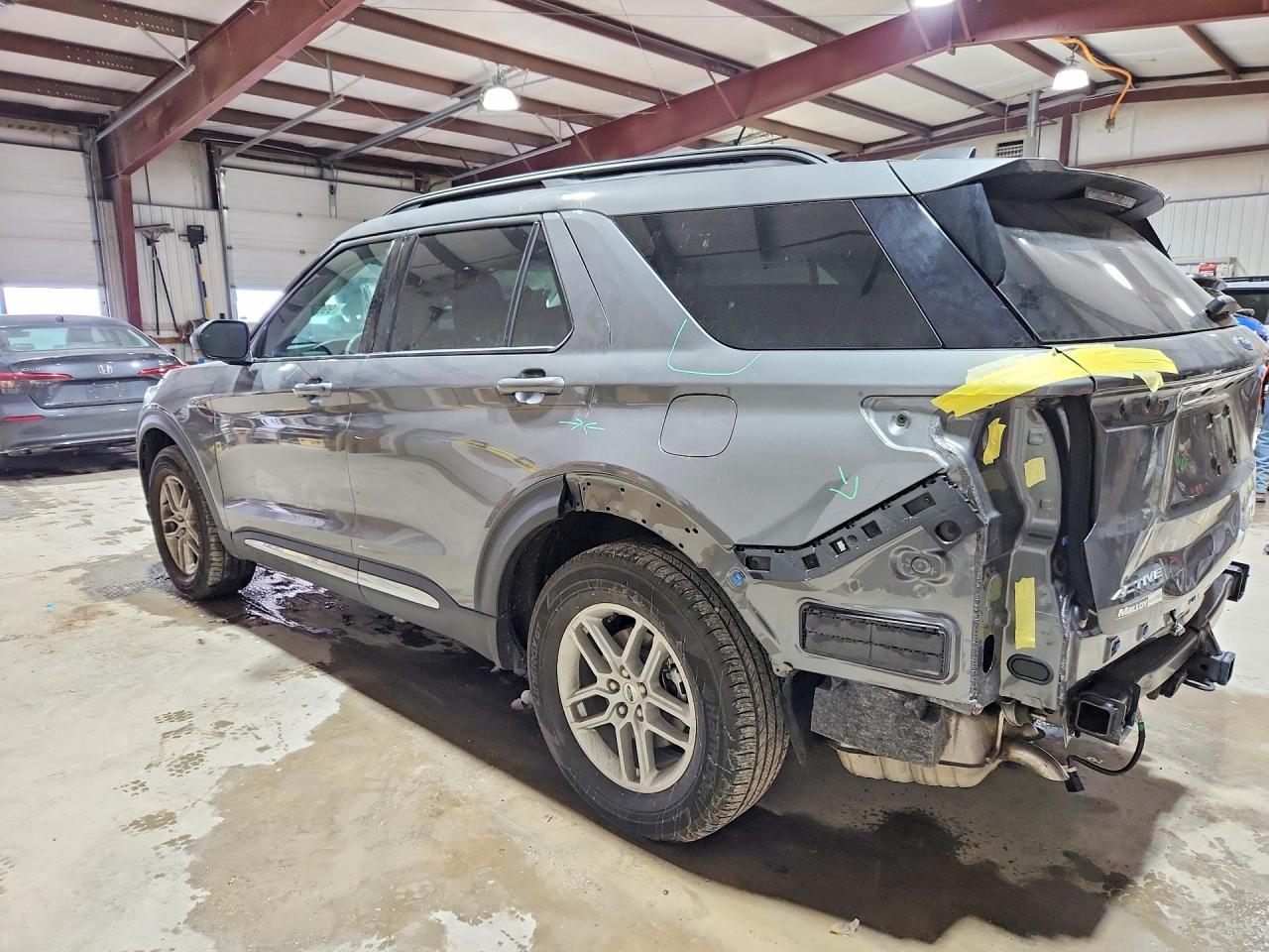 2025 Ford Explorer Active - Image 2