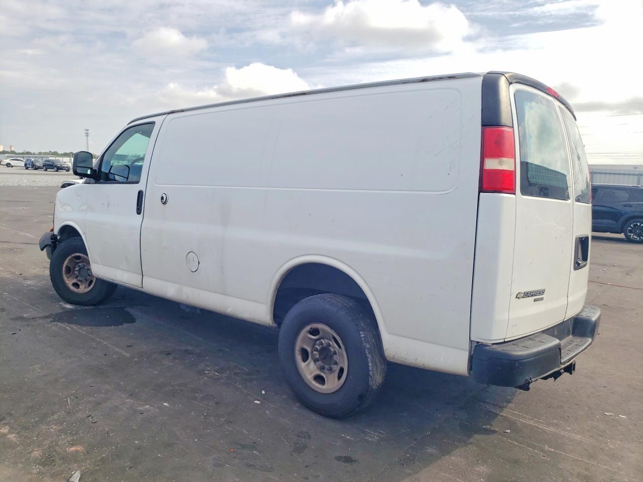 2013 Chev Express Cargo 2500 1 - Фото 2