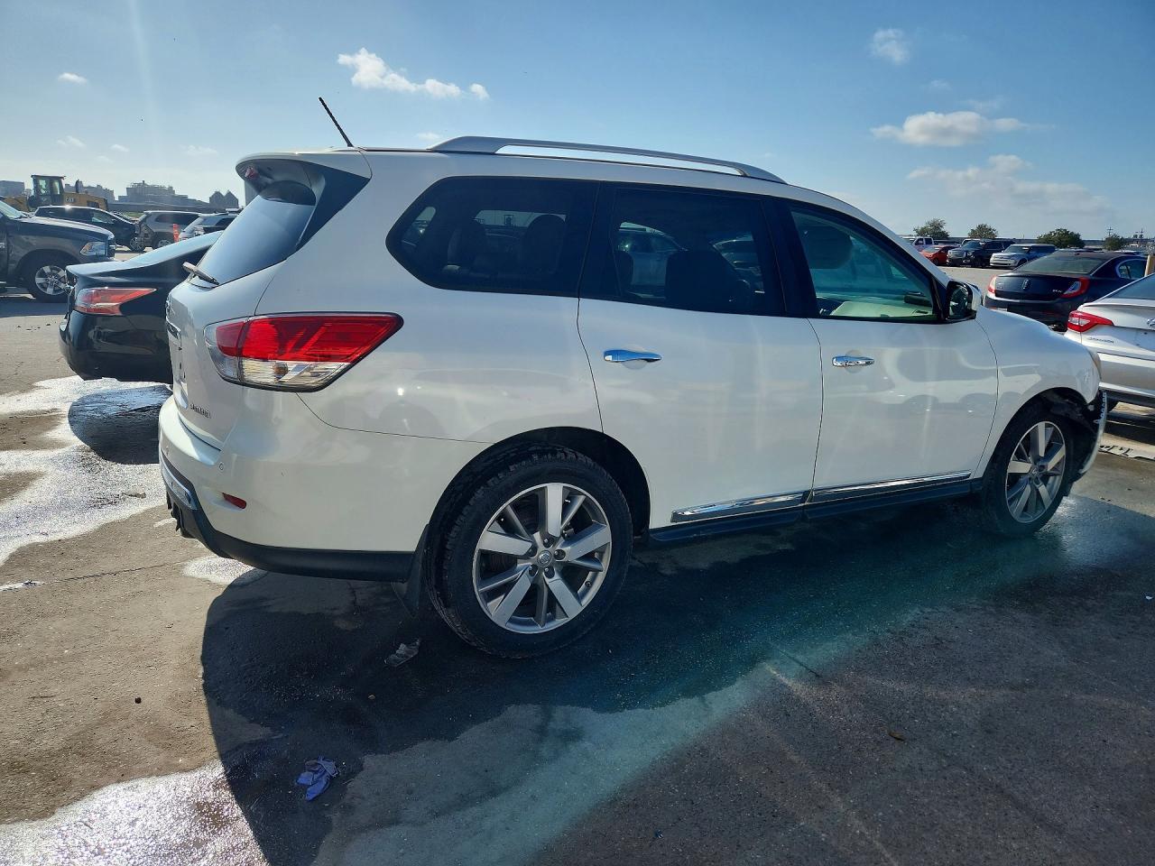 2013 Nissan Pathfinder S - Image 3