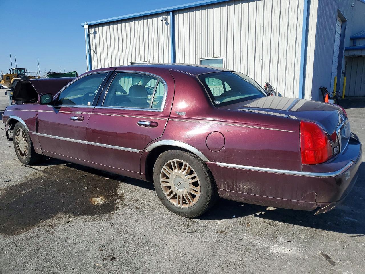 2006 Lincoln Town Car Signature Limited - Image 2