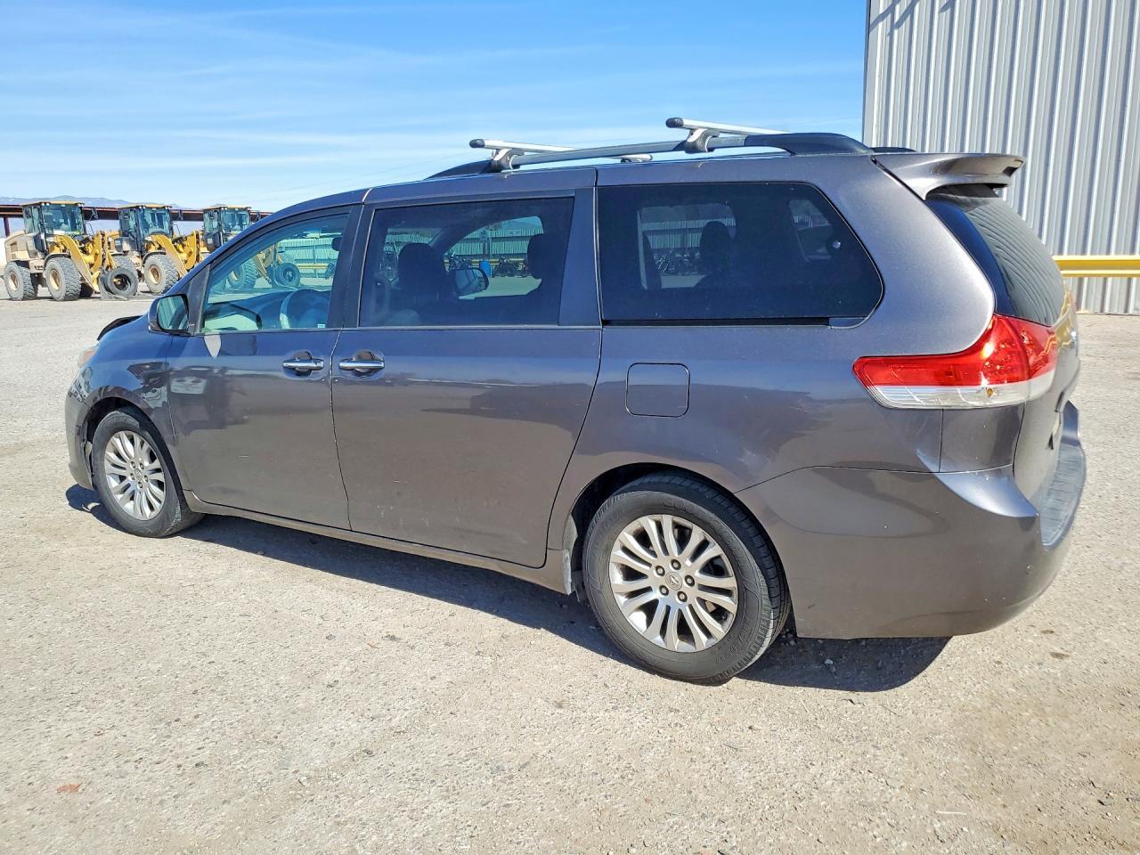 2013 Toyota Sienna Xle - Фото 2