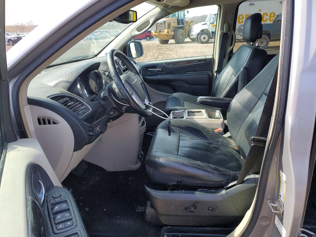 2014 Chrysler Town & Country Touring L - Фото 7