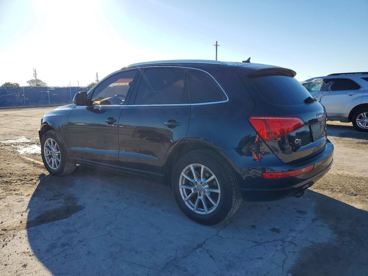 2011 Audi Q5 Premium - Image 2