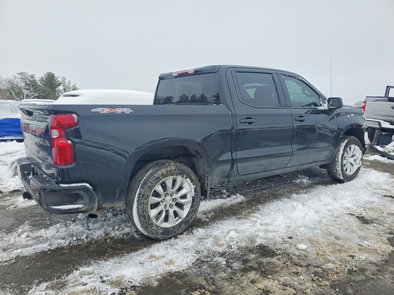 2022 Chevrolet Silverado K1500 Custom - Фото 3