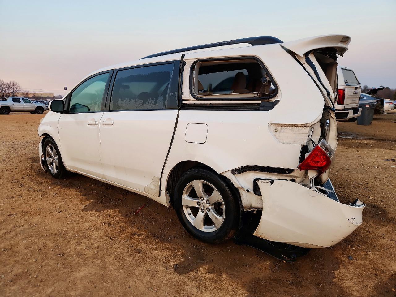 2011 Toyota Sienna Le - Фото 2