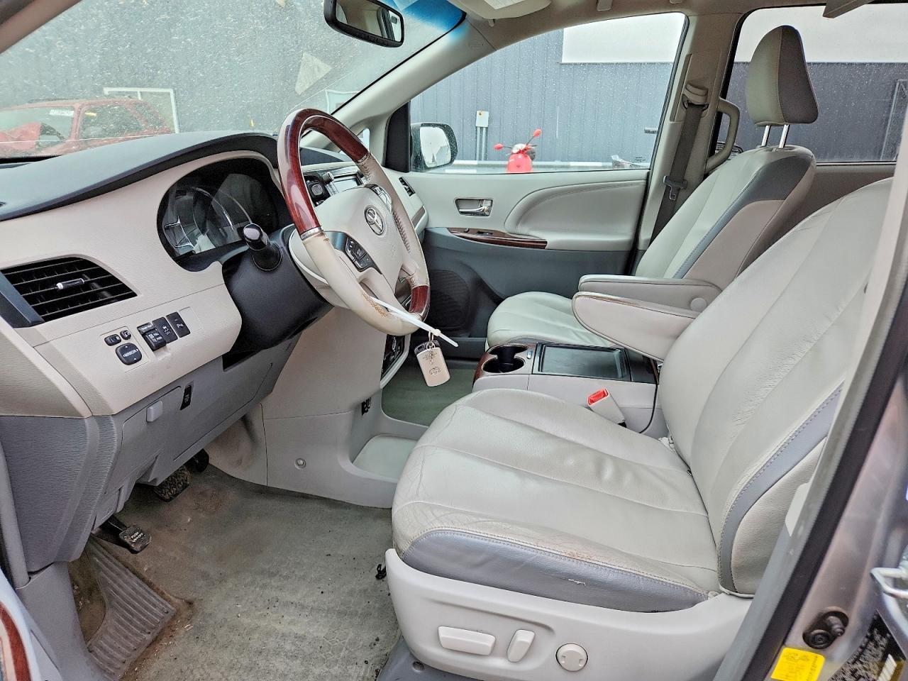 2012 Toyota Sienna - Image 7