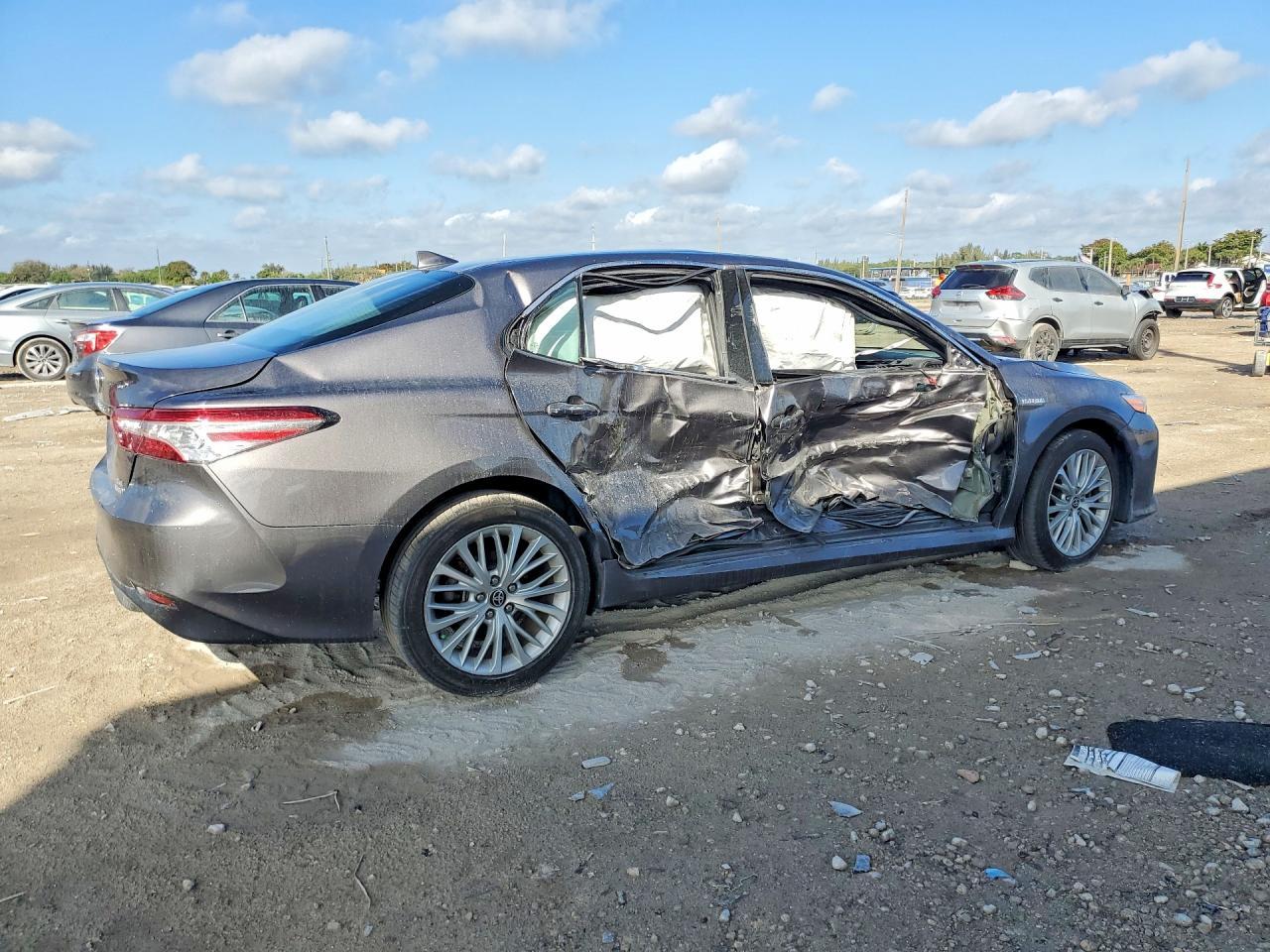 2020 Toyota Camry Xle - Image 3