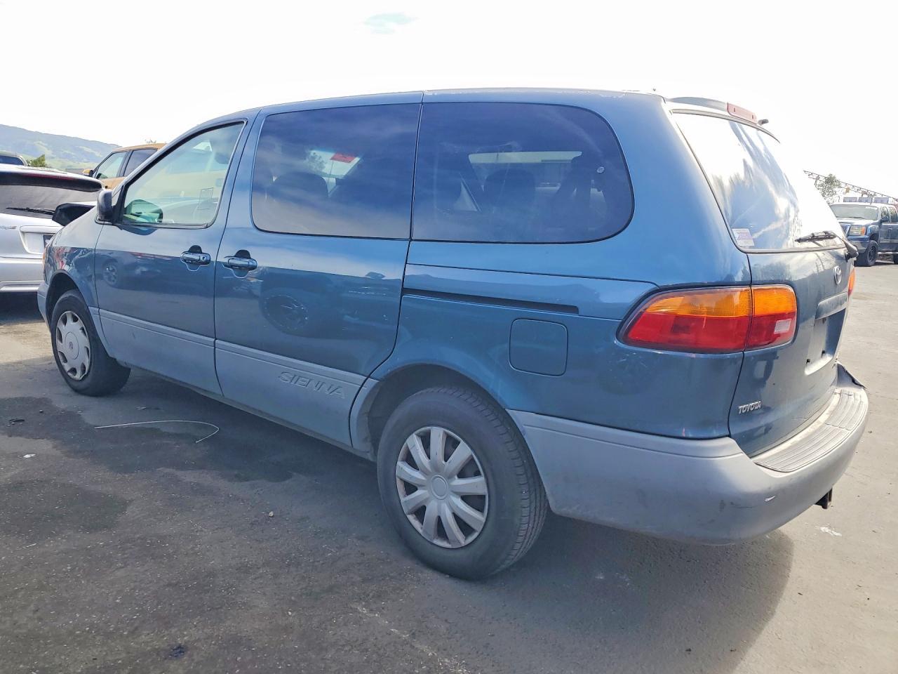 2000 Toyota Sienna Ce - Image 2