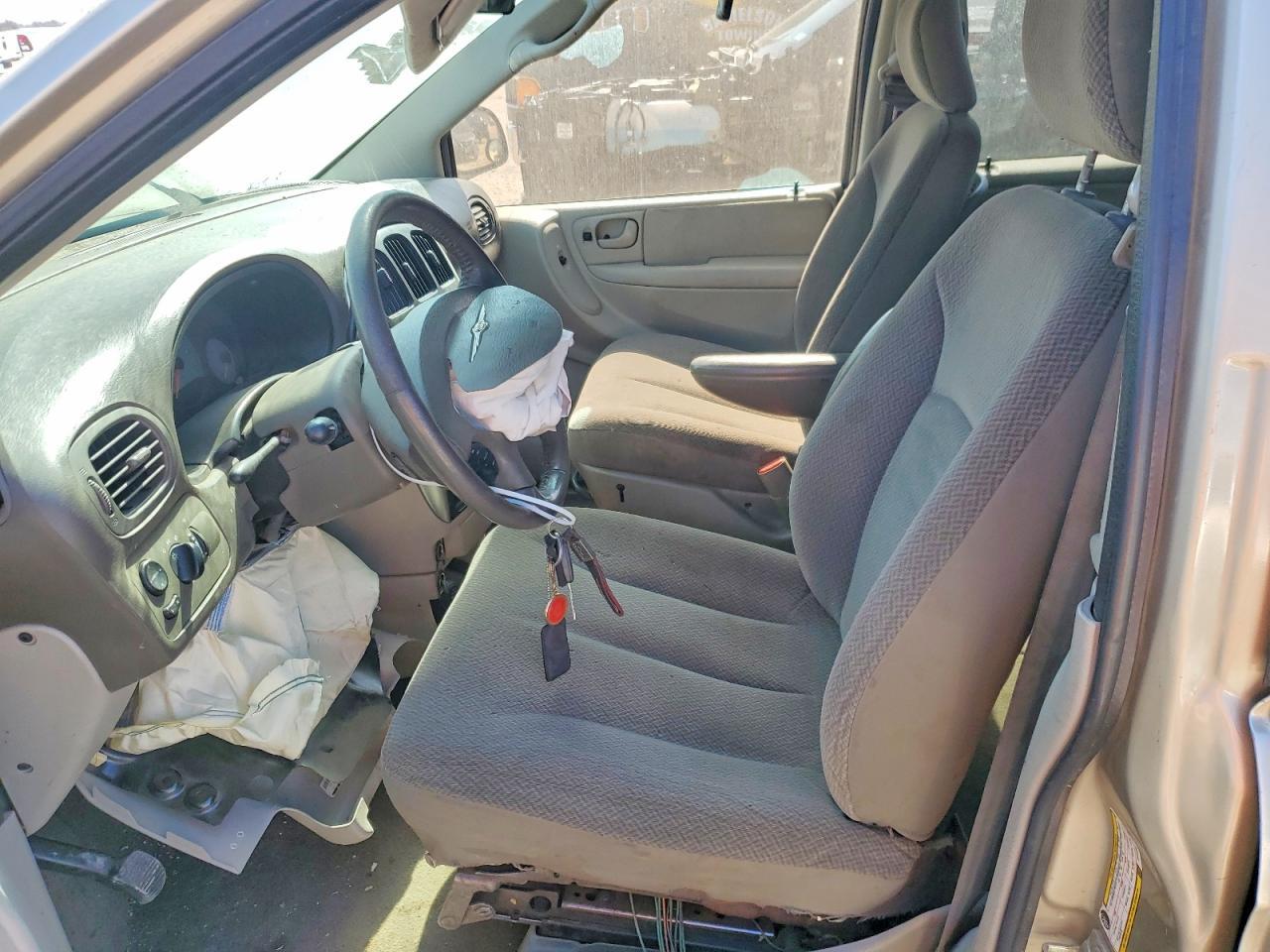 2005 Chrysler Town & Country Touring - Image 7