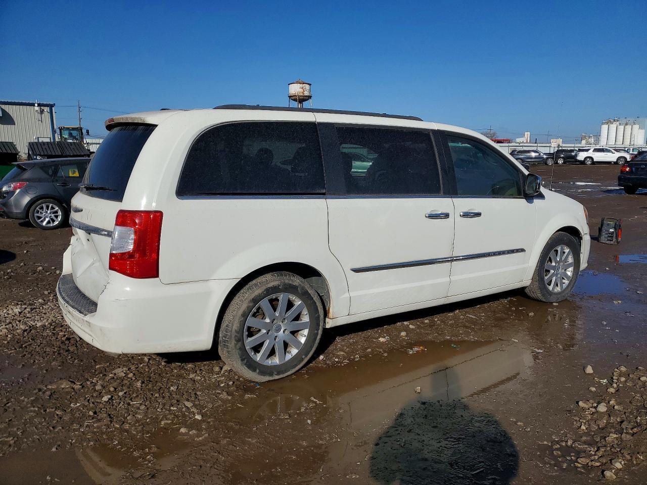 2012 Chrysler Town & Country Touring L - Фото 3